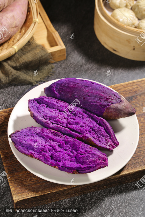 盘子里的沙地紫薯