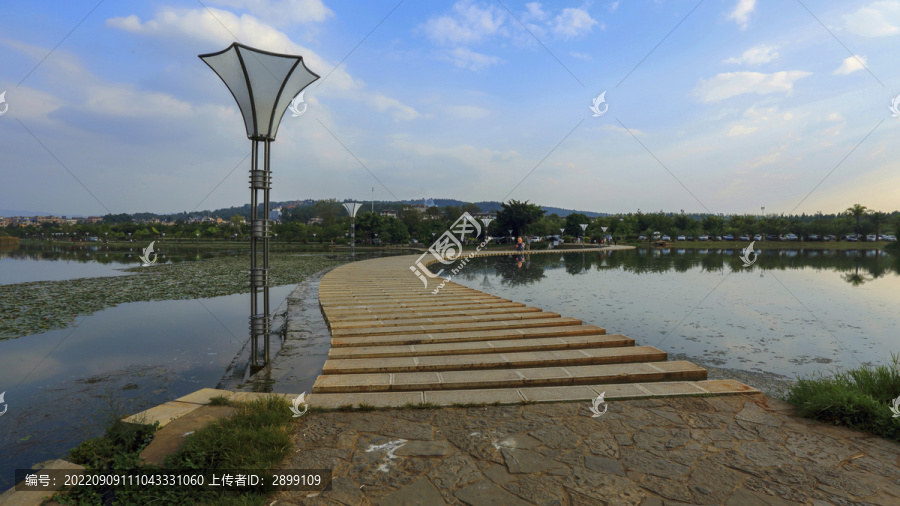 云南弥勒弥勒湖畔城市景观