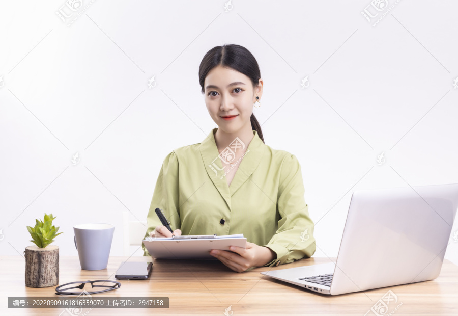 坐在办公桌前工作的商务女性