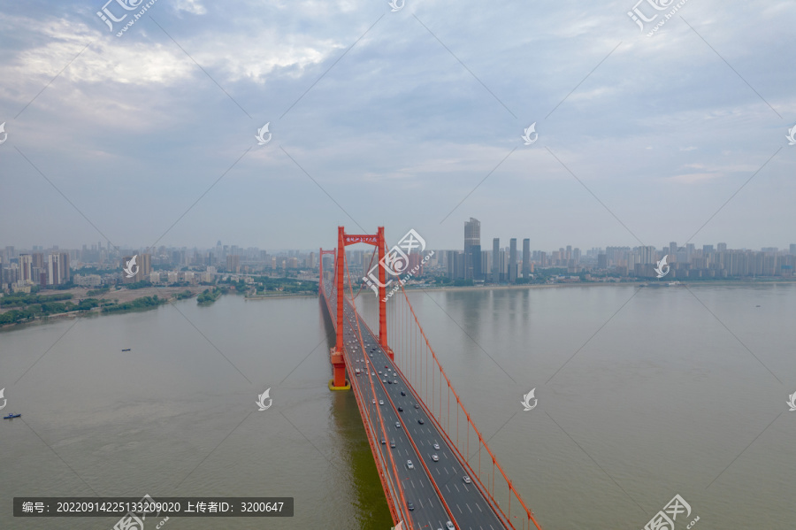 武汉鹦鹉洲长江大桥航拍白天