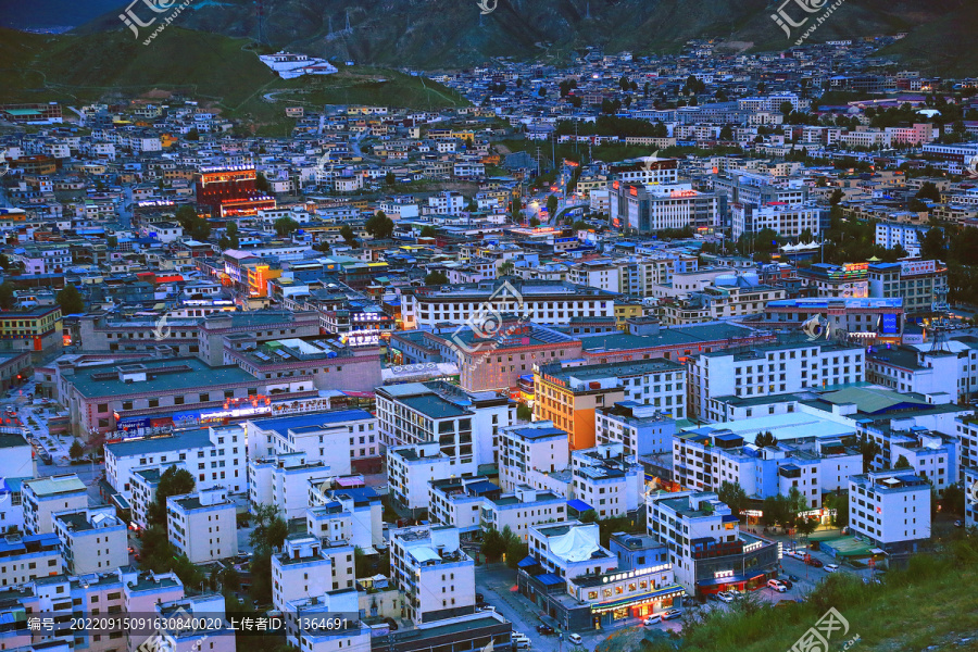 青海玉树当代山俯瞰夜景