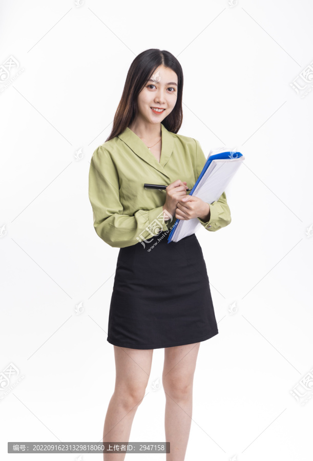 穿着短裙拿着文件的商务女性