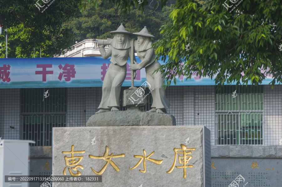 惠女水库石雕像