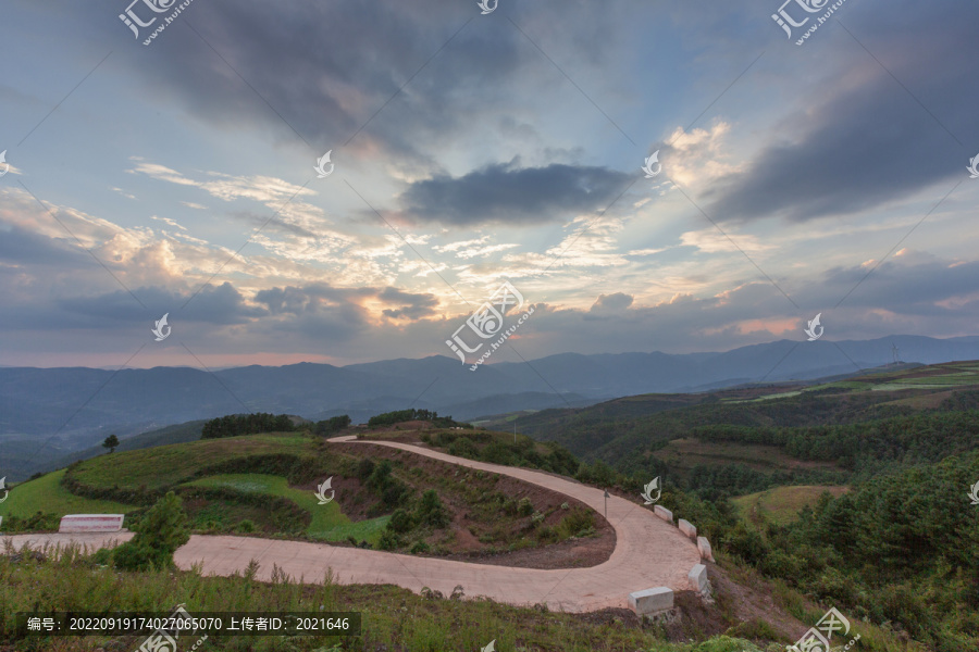 昆明东川红土地晚霞风景