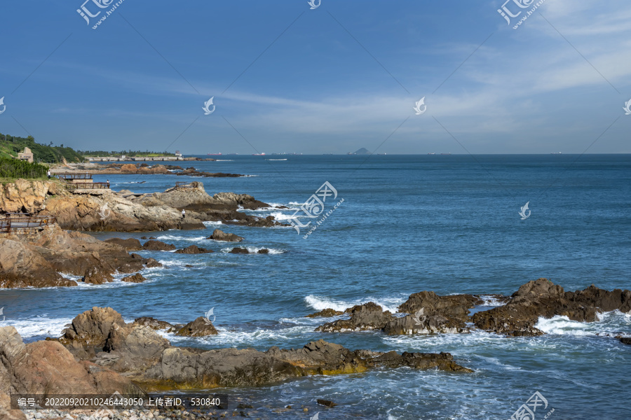 海岸线礁石海浪和海洋海景