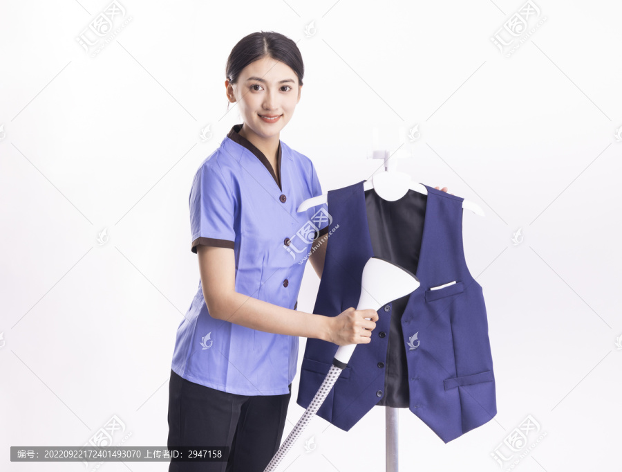 白色背景里在熨衣服的家政女性