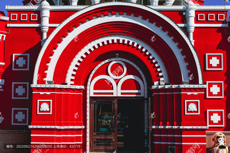 俄式建筑红墙大门