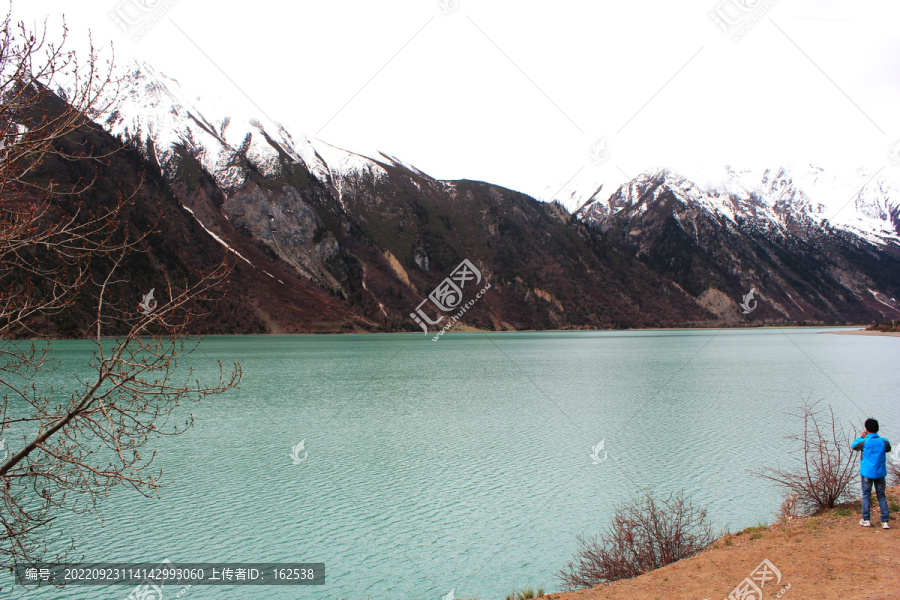 湖面湖水高山