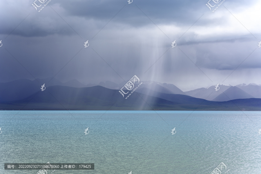 西藏拉萨纳木措咸水湖雨帆