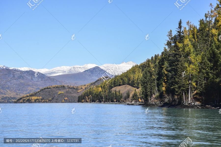 新疆喀纳斯湖秋日风景