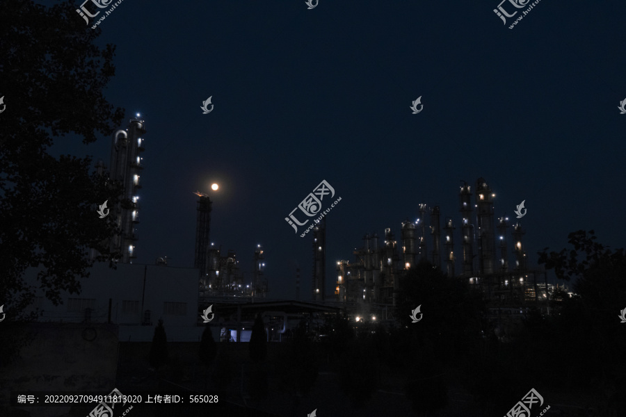 化肥厂一角夜景月亮拍摄