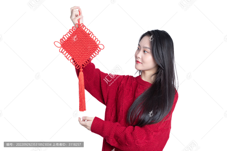 手持中国节的年轻女性