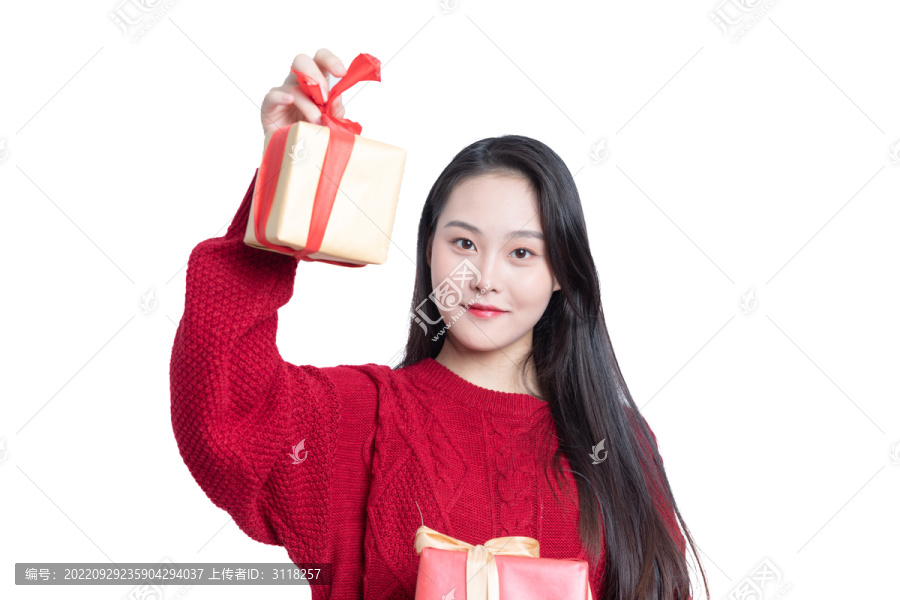 年轻女性拿着礼品盒