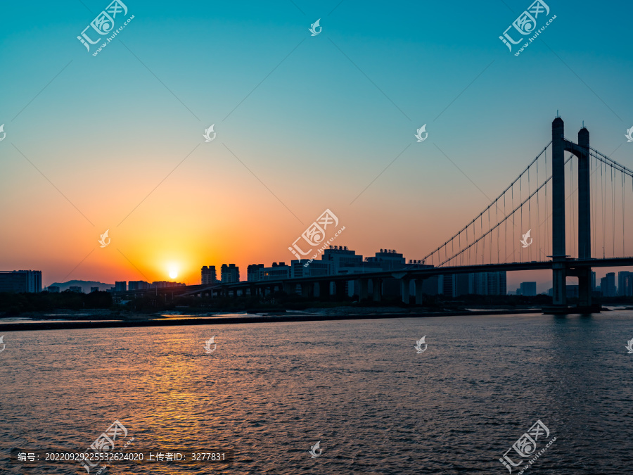 鼓山大桥的夕阳