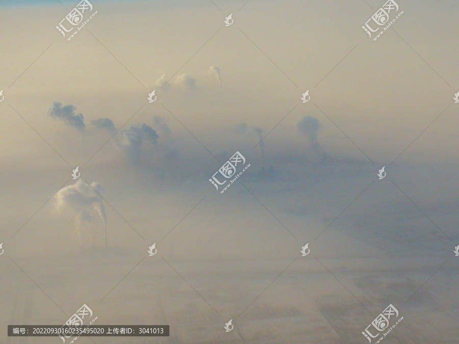 一团团浓浓的废气从直冲天空