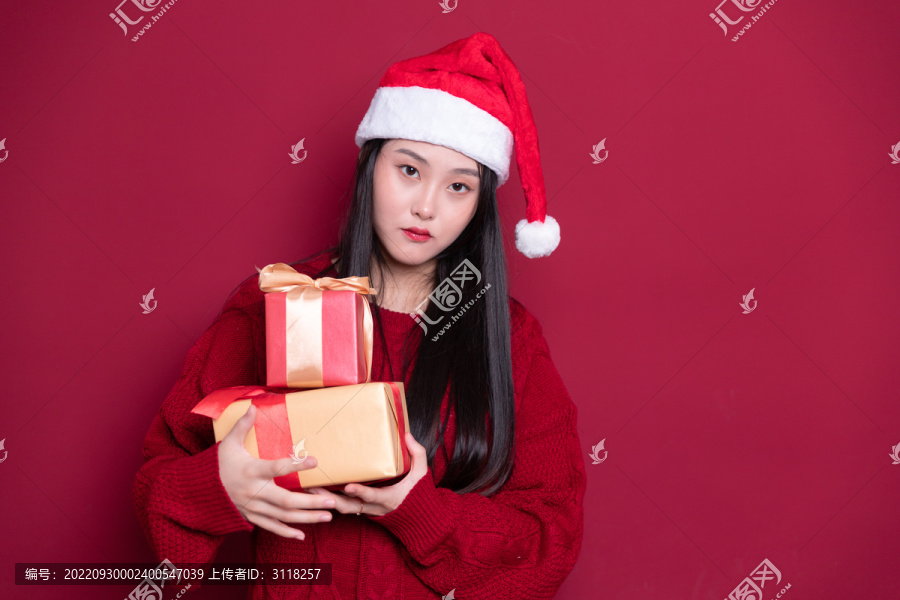圣诞节拿着礼物的年轻女孩
