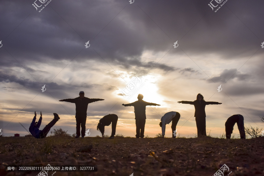 夕阳下的人物剪影