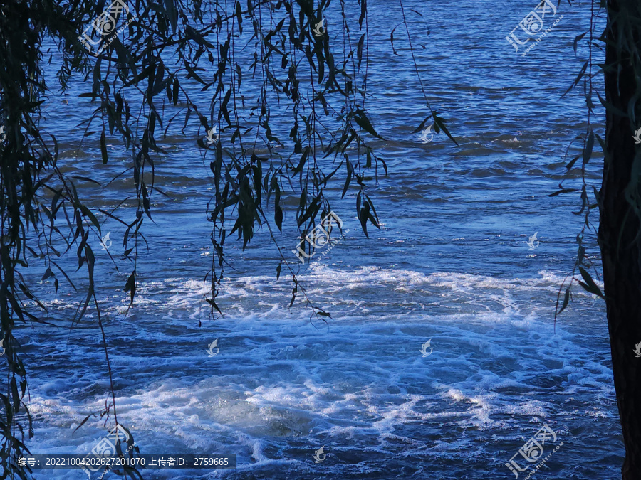 波光粼粼的水面浪花背景