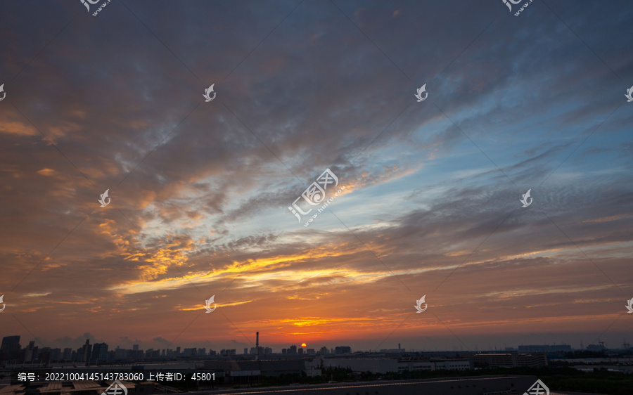 彩霞下的上海城市工业区