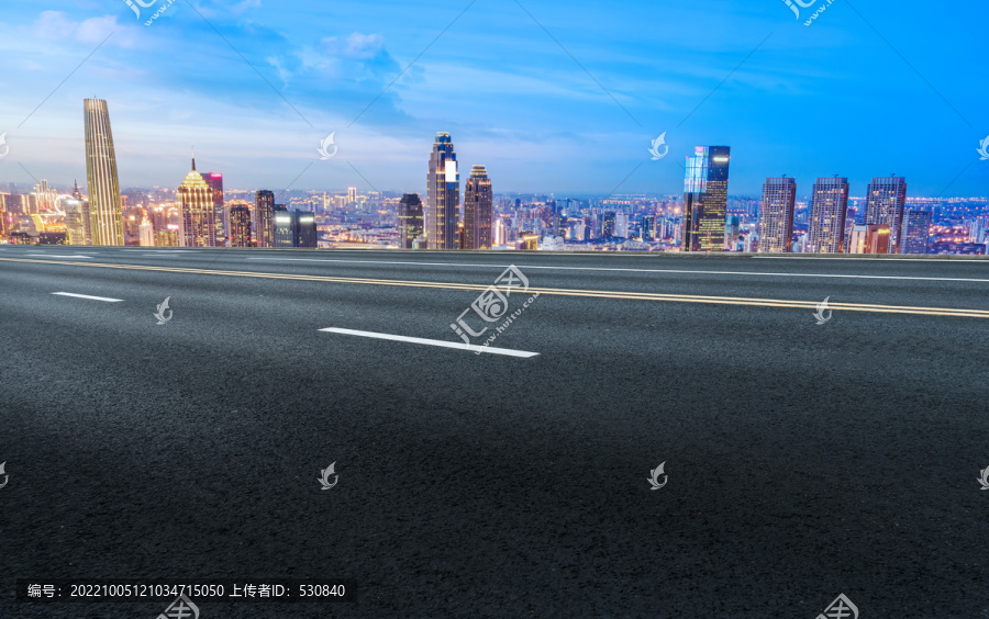 前进的道路和城市建筑夜景