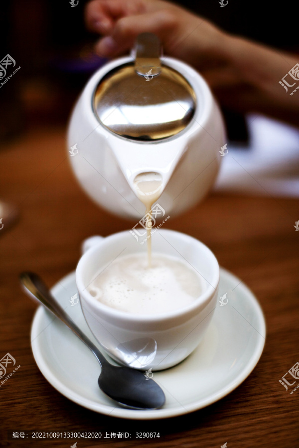 桌子上一杯清香奶茶