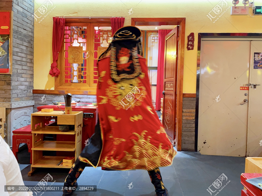 川剧变脸背影