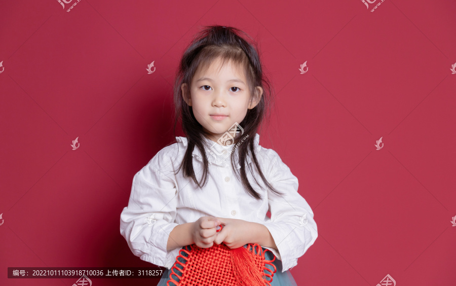 拿着中国结的可爱小女孩