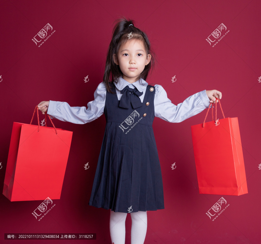 小女孩学生装购物摆拍