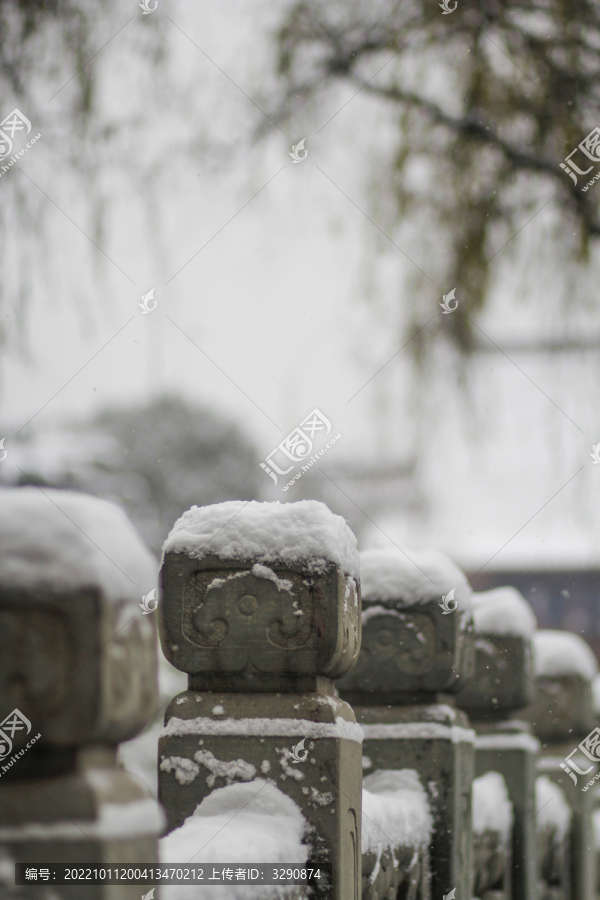 冬天校园里石柱上厚厚的积雪