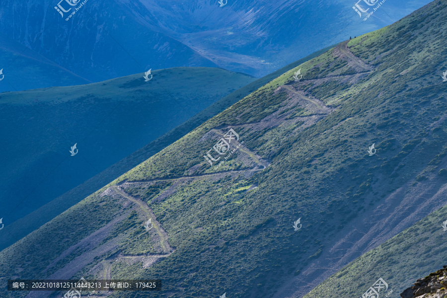 甘孜康定子梅垭口山坡盘山公路