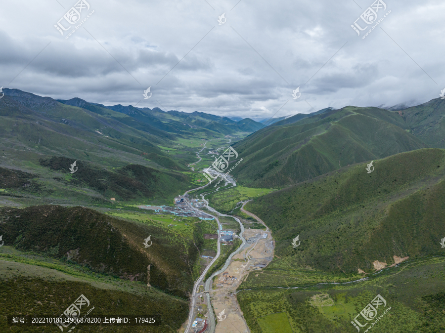 康定贡嘎山镇上木居村航拍