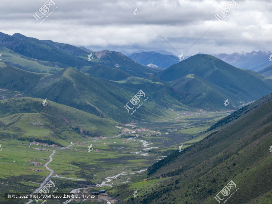 康定贡嘎山镇上木居村航拍