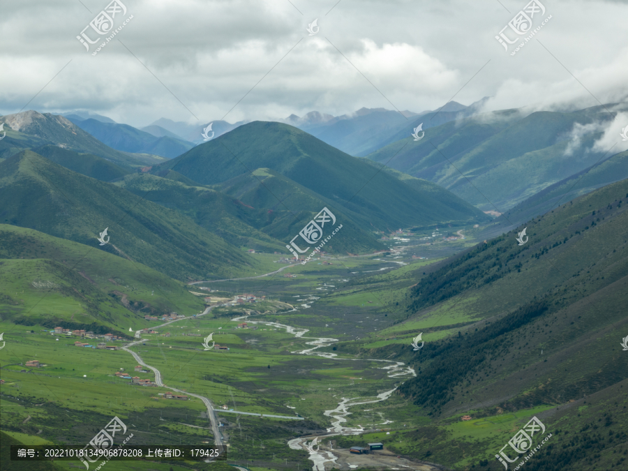 康定贡嘎山镇上木居村航拍