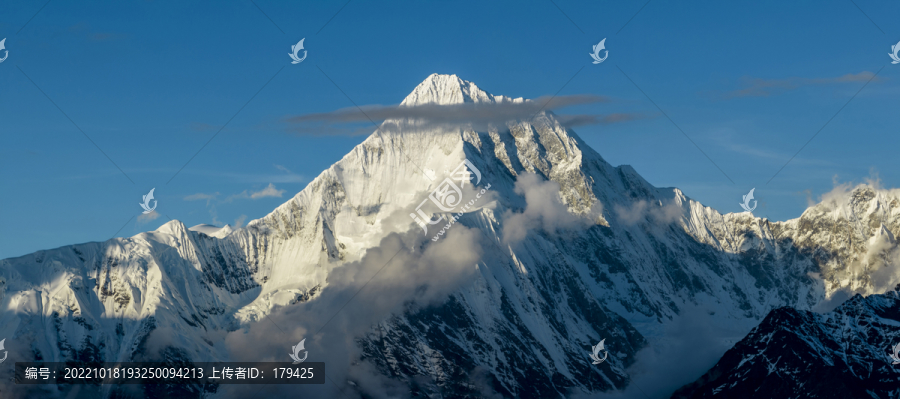 子梅垭口贡嘎雪山主峰航拍