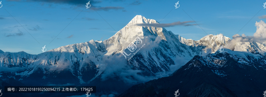 子梅垭口贡嘎雪山主峰航拍