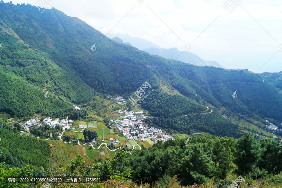 高山下的村庄