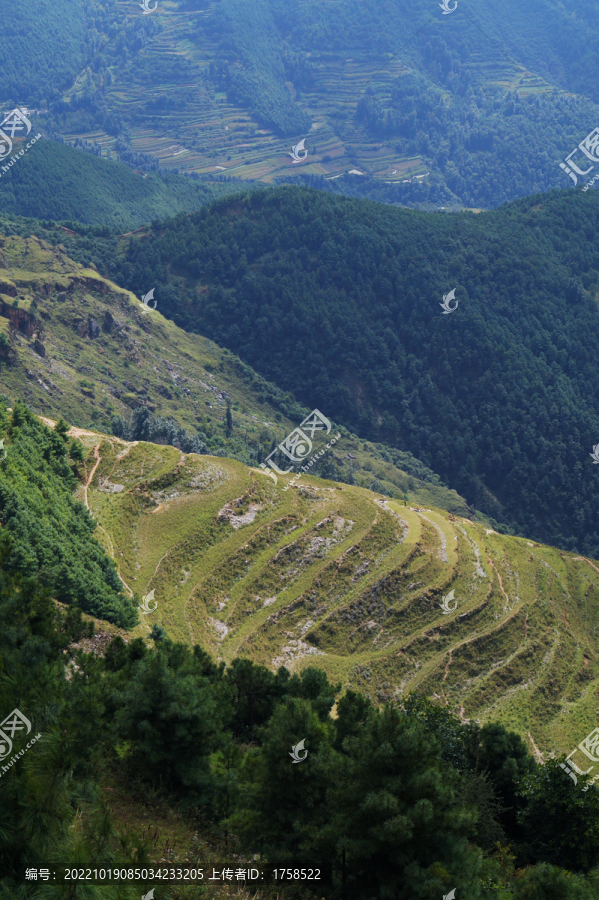 高山下的村庄