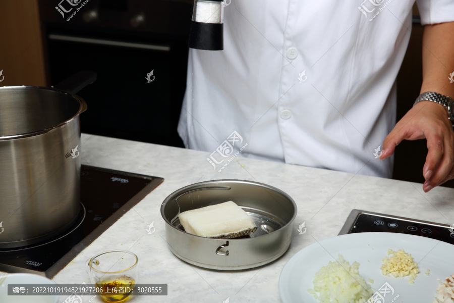 藏红花意饭配低温鳕鱼烹饪过程