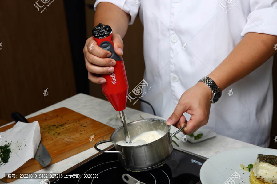 藏红花意饭配低温鳕鱼烹饪过程