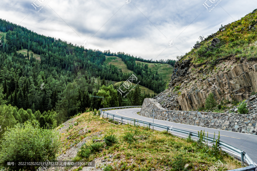 中国新疆阿勒泰山区美丽的公路