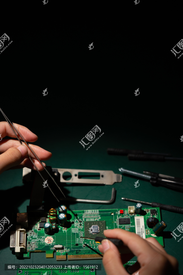 劳动节修理电脑电路板