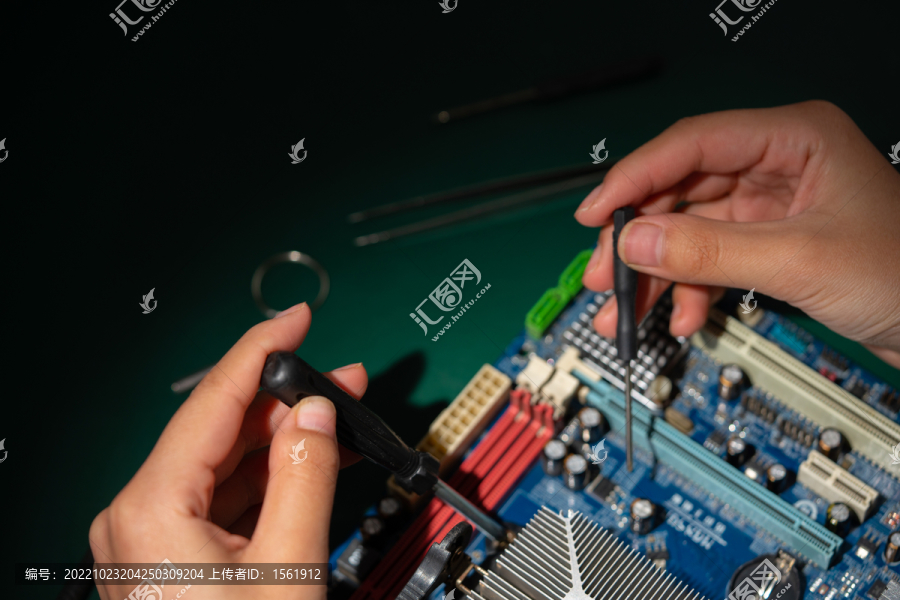 劳动节修理电脑电路板