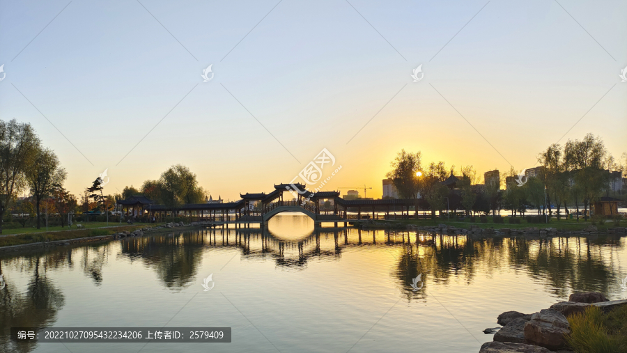 黄昏下湖中桥