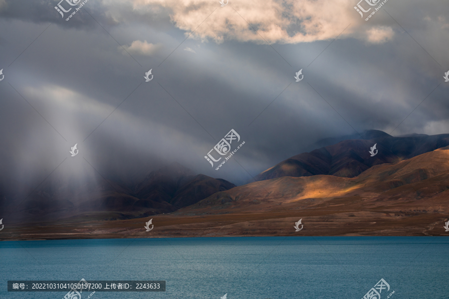 西藏那曲玛旁雍错的太阳雨