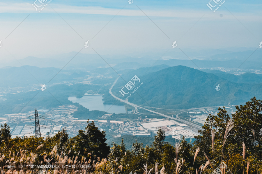 山顶鸟瞰城市