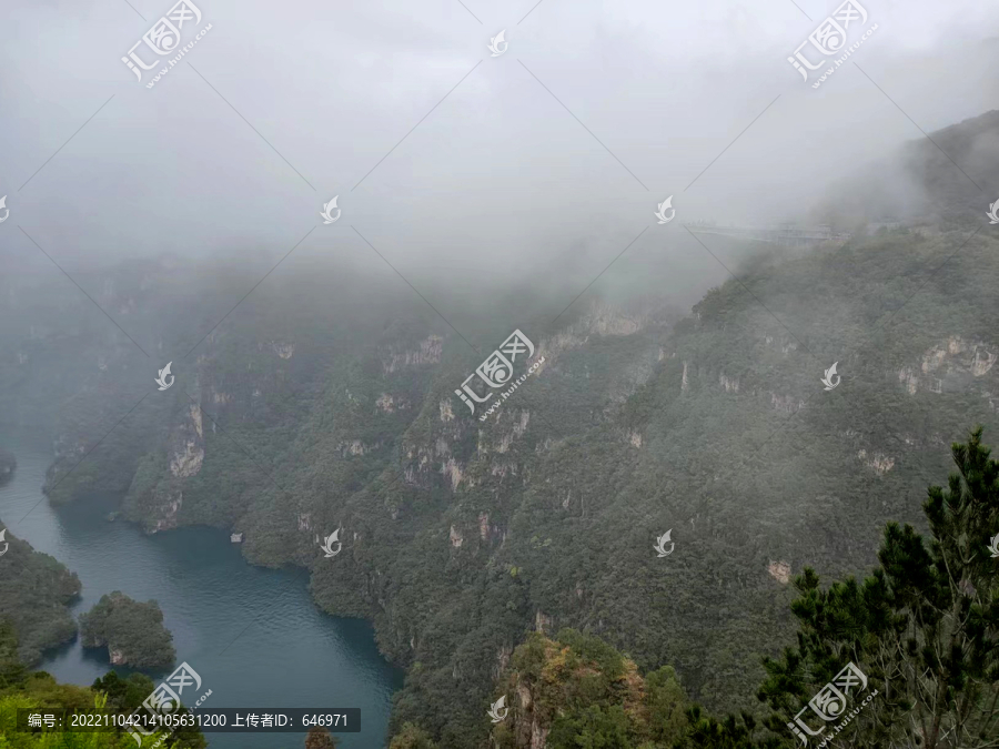 云雾山川大地