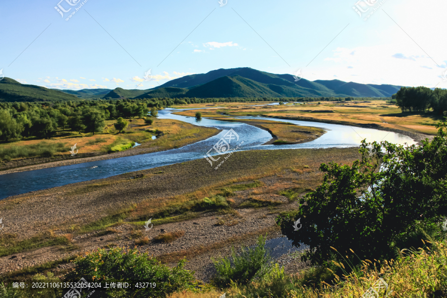 秋天田野河流