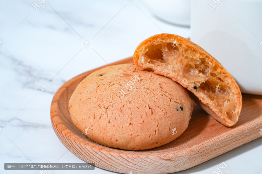 放在木板上的麻薯面包
