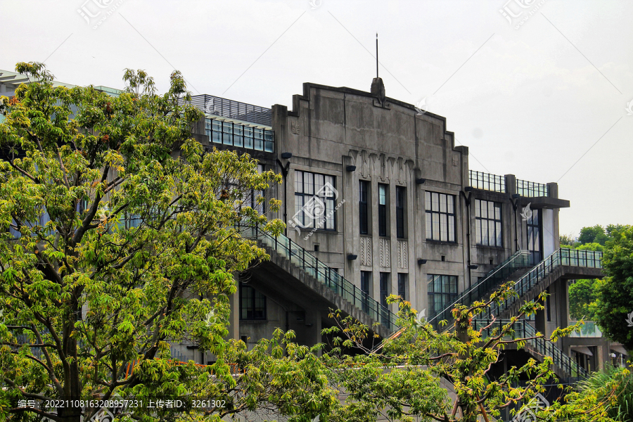 黄浦江畔老旧建筑