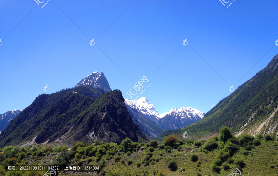 蓝天下的大山